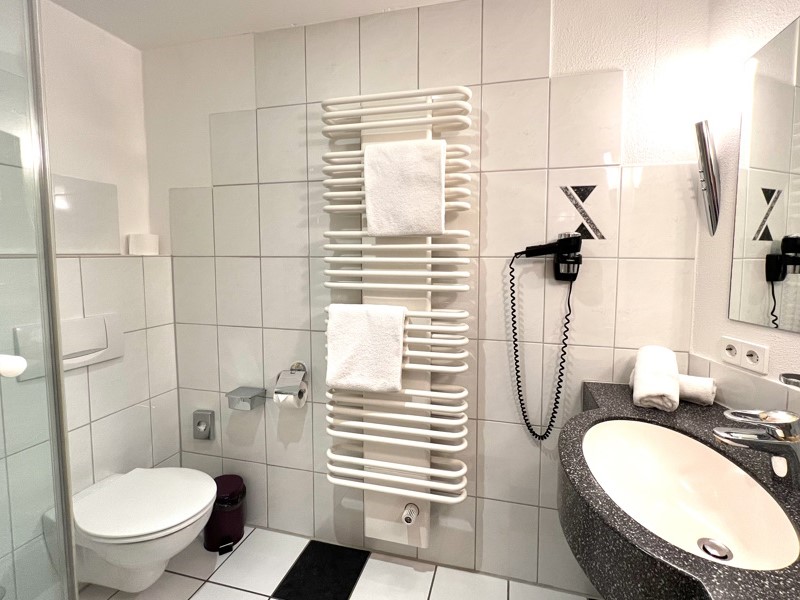Badezimmer im Queichtal-Appartement – komfortables Bad im Hotel Am Hirschhorn in Wilgartswiesen
