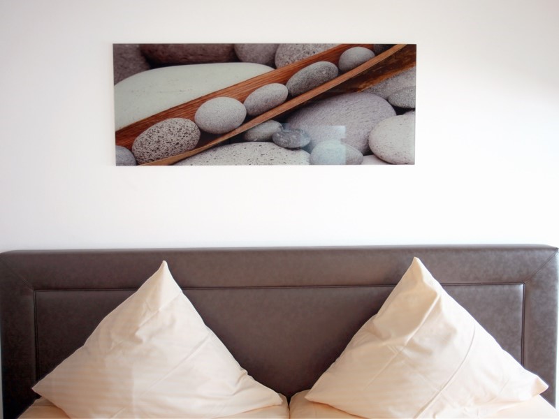 Studio Steinzeit Modern Art – stilvolles Hotelzimmer im Hotel Am Hirschhorn in der Südwestpfalz