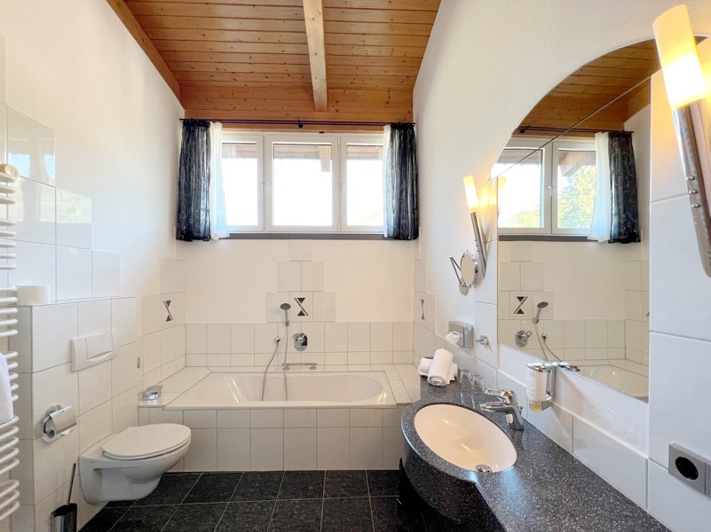 Badezimmer der Adlerhorst Suite – großzügiges Bad im Hotel Am Hirschhorn in der Südwestpfalz