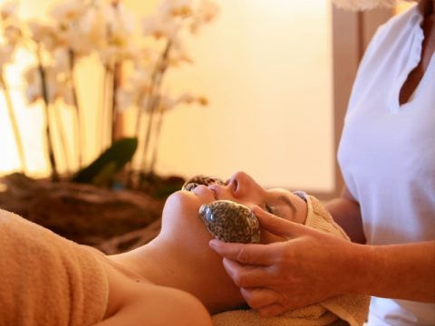Muschelmassage im Hotel Am Hirschhorn – wohltuende Wellnessanwendung für tiefe Entspannung