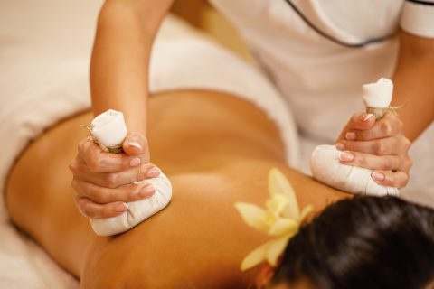 Sabaaydi Kräuterstempelmassage – wohltuende Wellnessanwendung im Hotel Am Hirschhorn
