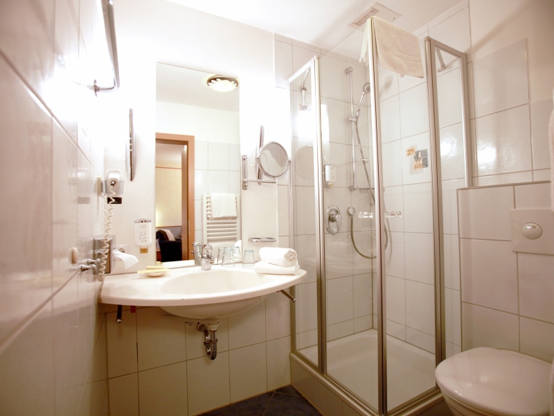 Modernes Badezimmer im Basis-Zimmer – komfortabel übernachten und erholsamen Urlaub in der Pfalz genießen