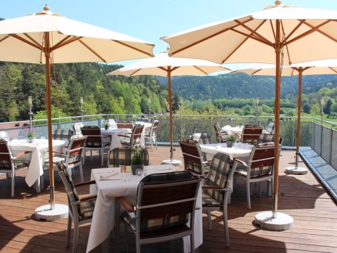 Restaurant-Terrasse im Hotel Am Hirschhorn – kulinarischer Genuss mit Panoramablick über das Queichtal